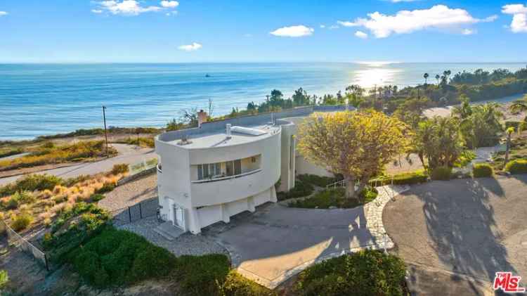 Single-family house For Sale in 32215, Pacific Coast Highway, Malibu, California