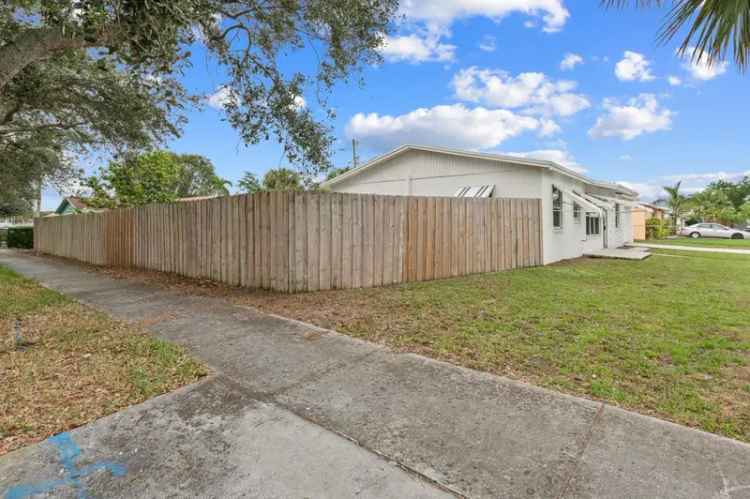 Single-family house For Sale in 1400, 13th Street, West Palm Beach, Florida