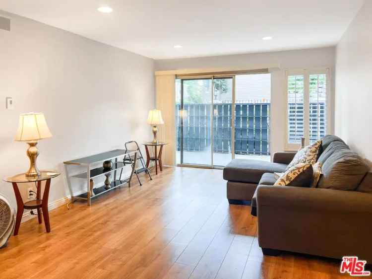 Condo For Sale in 18645, Hatteras Street, Los Angeles, California