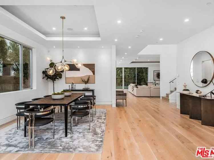 Single-family house For Sale in 637, North Gardner Street, Los Angeles, California