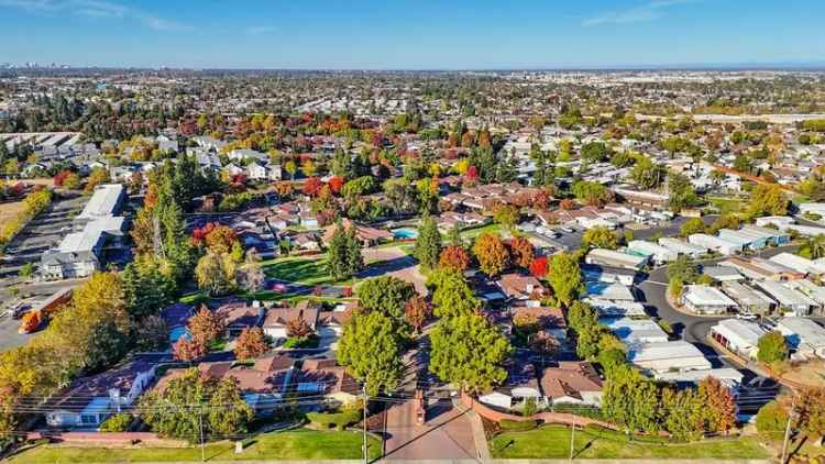 Single-family house For Sale in 7120, Sunbreeze Lane, Elk Grove, California