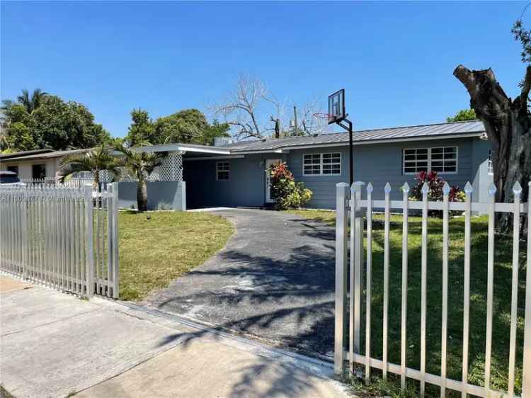 Single-family house For Sale in 19621, Northeast 1st Avenue, Hialeah, Florida