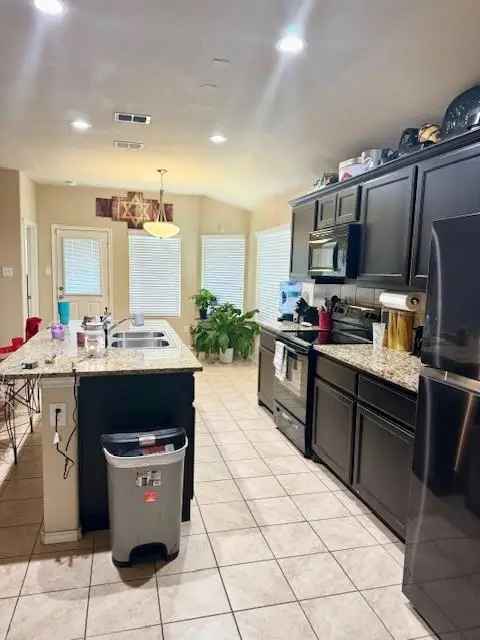 Single-family house For Rent in Kennedale, Texas