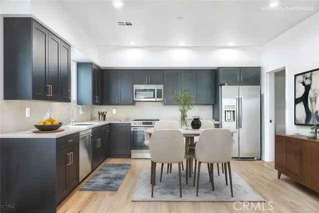 Single-family house For Sale in 1649, South Rimpau Boulevard, Los Angeles, California