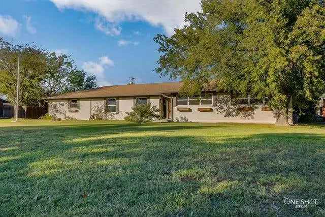 Single-family house For Sale in 1318, Circle Drive, Abilene, Texas