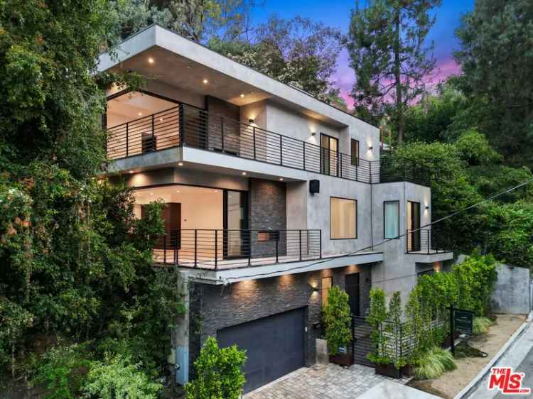 Single-family house For Sale in 8029, Willow Glen Road, Los Angeles, California