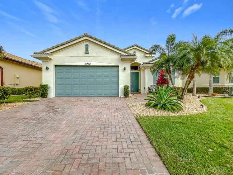 Single-family house For Sale in 11972, Southwest Crestwood Circle, Port Saint Lucie, Florida