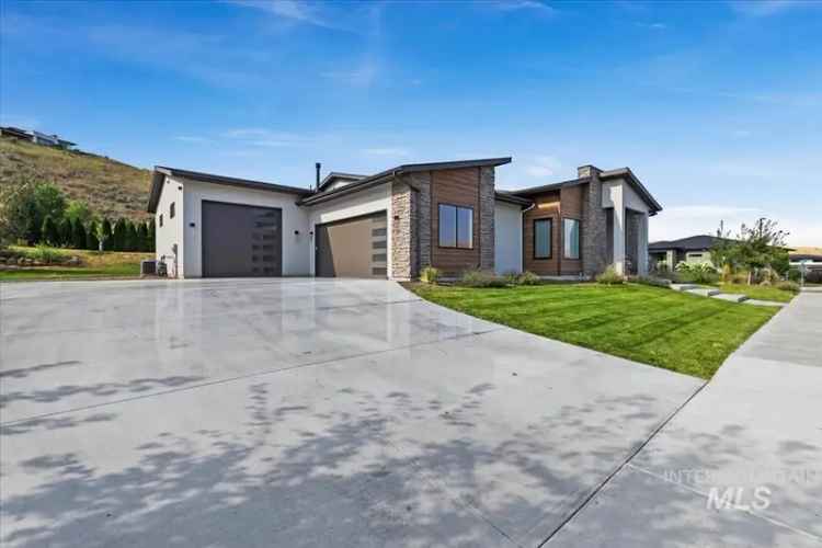 Single-family house For Sale in 1889, West Winter Camp Court, Boise, Idaho