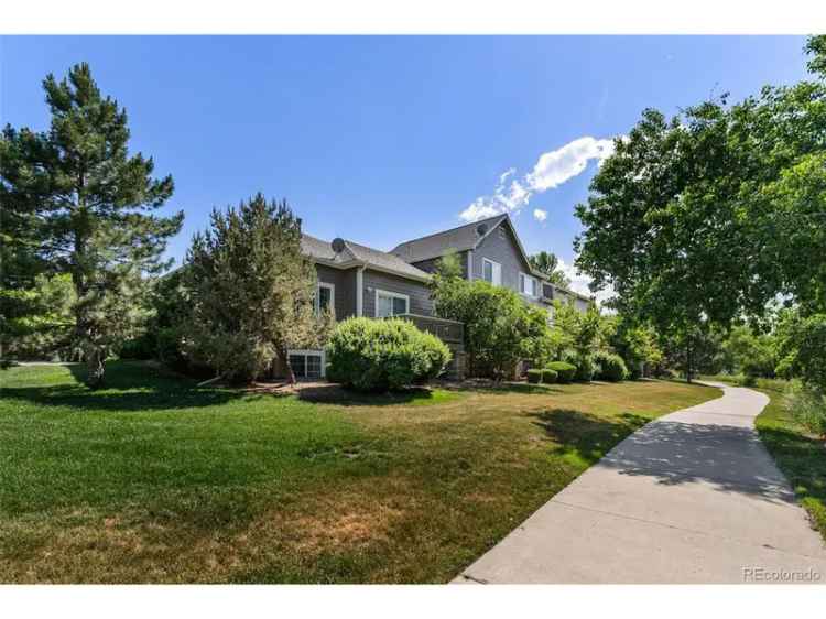 Single-family house For Sale in Lakewood, Colorado