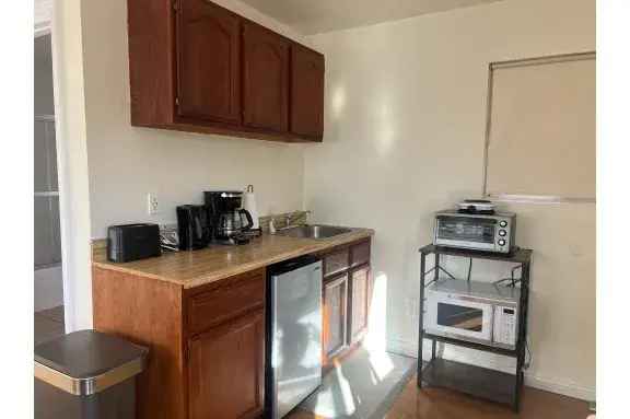 Furnished Upper Unit Apartment Near Melrose and Highland