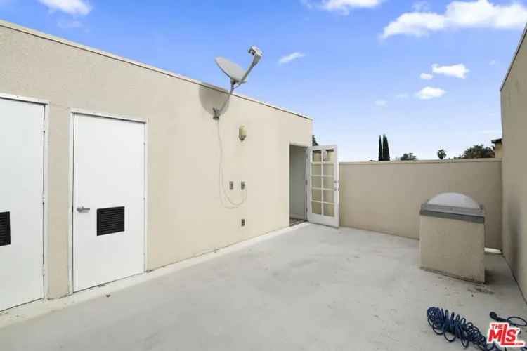 Condo For Sale in 5350, Sepulveda Boulevard, Los Angeles, California