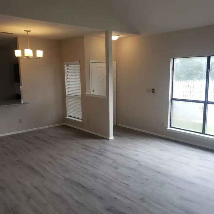 3 Bedroom 2.5 Bath Duplex for Rent in DeSoto TX