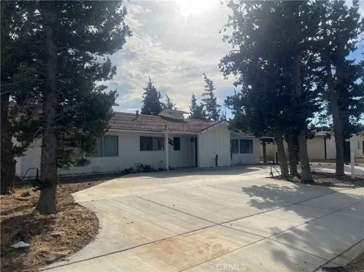 Single-family house For Sale in 2030, Cerro Gordo Street, Mojave, California