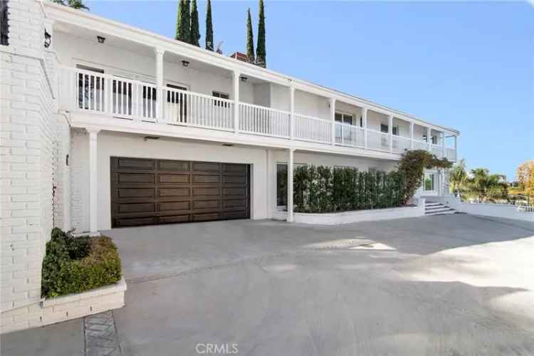 Single-family house For Sale in 14560, Valley Vista Boulevard, Los Angeles, California