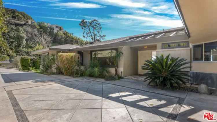 Single-family house For Sale in 1835, North Doheny Drive, Los Angeles, California