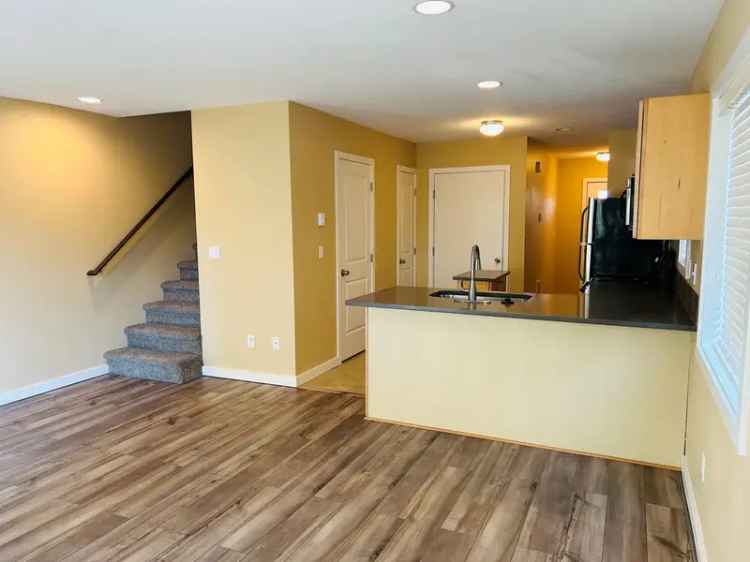 3 Bedroom Townhouse for Rent Near 205 and 14 FWY