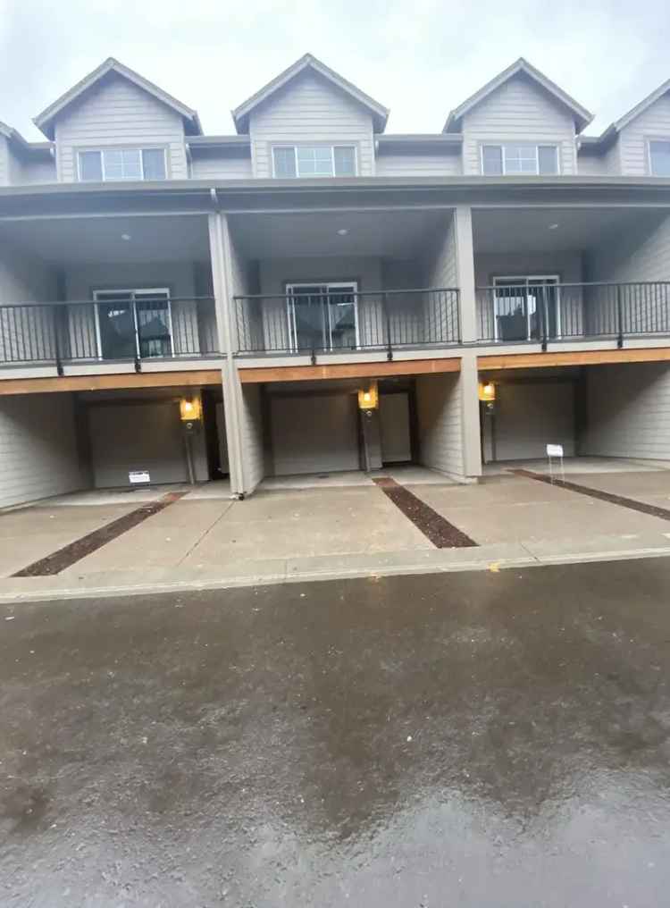 Townhouse for Rent in Bethany Village with Amenities