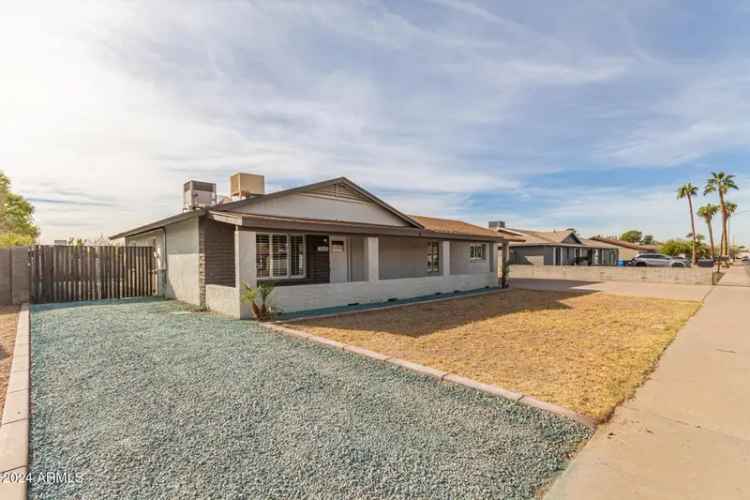 Single-family house For Sale in 1941, West Topeka Drive, Phoenix, Arizona