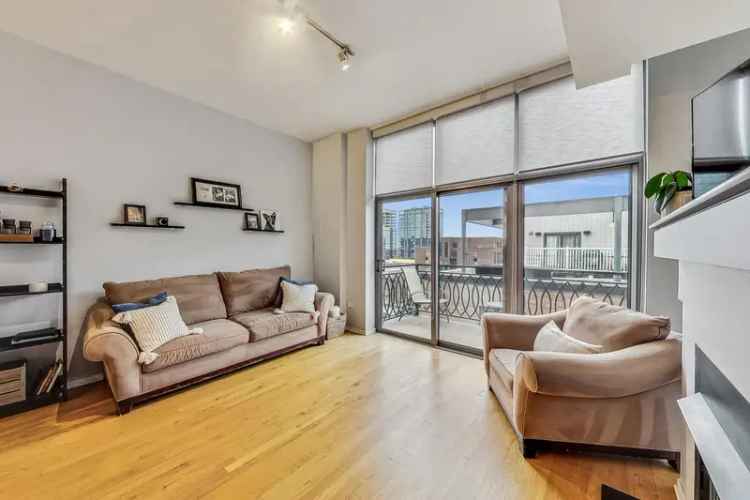 Condo For Sale in 1201, West Adams Street, Chicago, Illinois