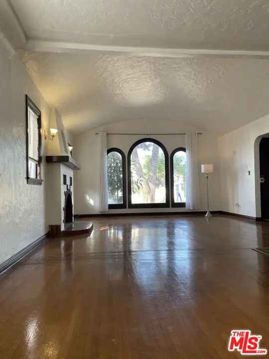 Single-family house For Sale in 1122, West 80th Street, Los Angeles, California