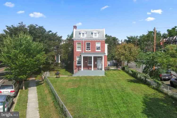 Single-family house For Sale in 401, Shepherd Street Northwest, Washington, District of Columbia