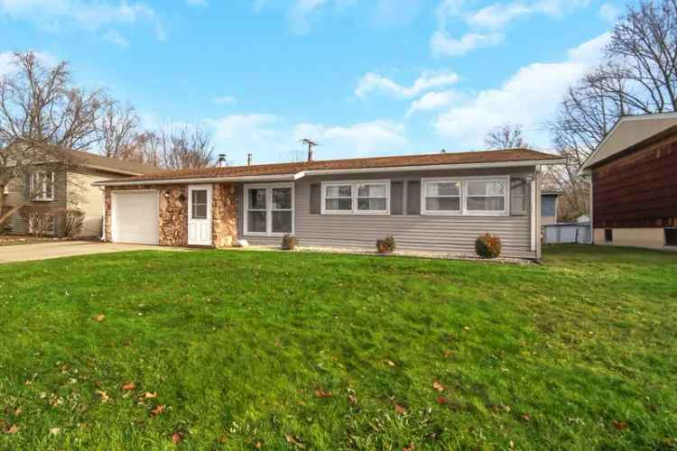 Single-family house For Sale in 6801, Harrison Street, Merrillville, Indiana