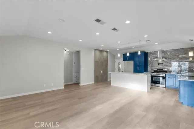 Single-family house For Sale in 13817, Daventry Street, Los Angeles, California