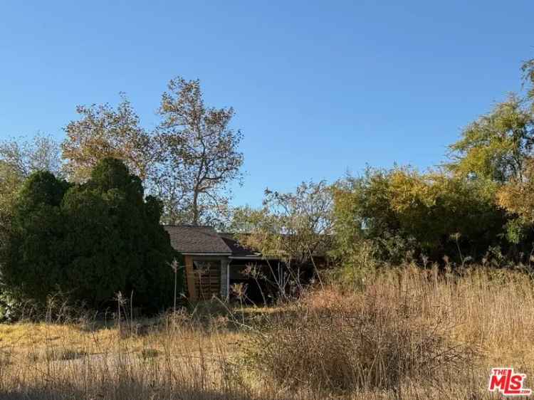 Single-family house For Sale in 10425, Independence Avenue, Los Angeles, California