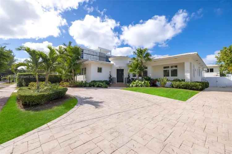 Single-family house For Sale in 4340, Pine Tree Drive, Miami Beach, Florida