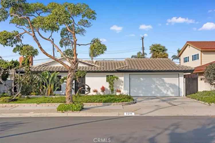 Single-family house For Sale in 8211, Mary Circle, Huntington Beach, California