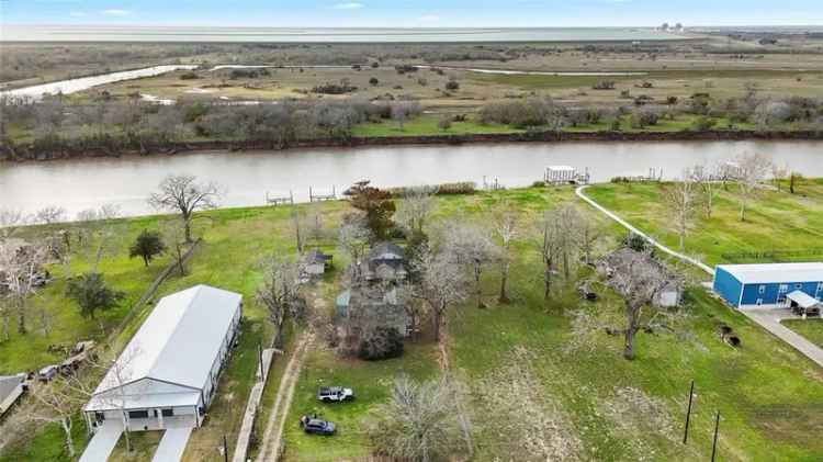 Single-family house For Sale in 156, County Road 243, Texas