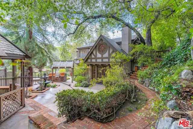 Single-family house For Sale in 3041, East Chevy Chase Drive, Glendale, California