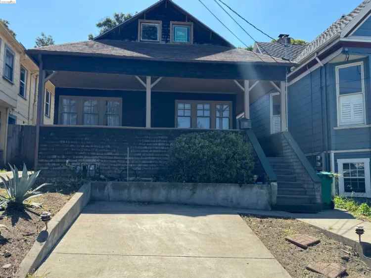 Single-family house For Sale in 3520, Harrison Street, Oakland, California