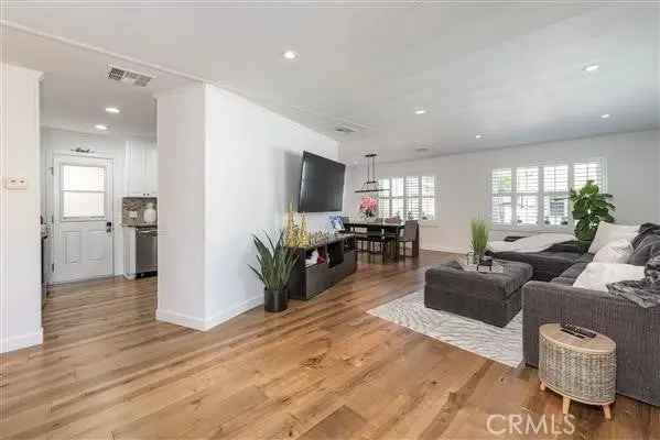 Single-family house For Sale in 292, Mayflower Drive, Newport Beach, California