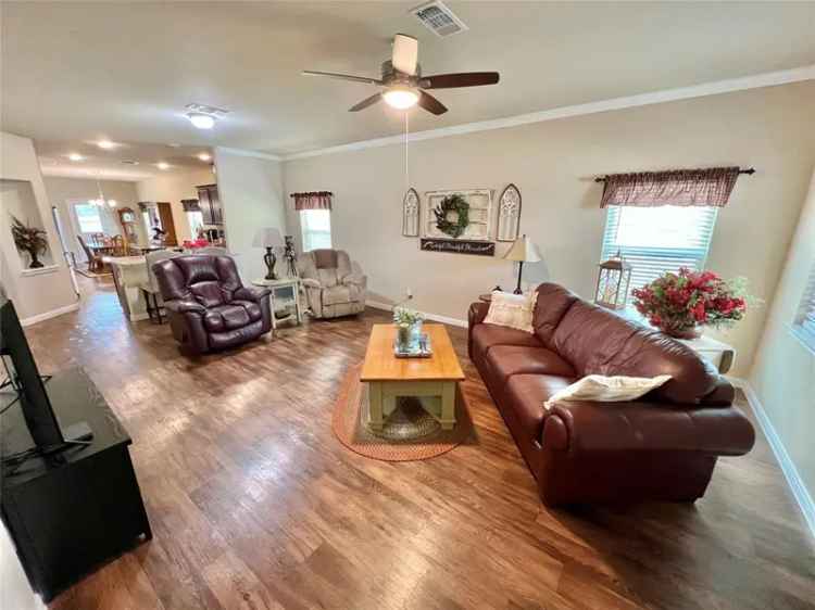 Single-family house For Sale in Angleton, Texas