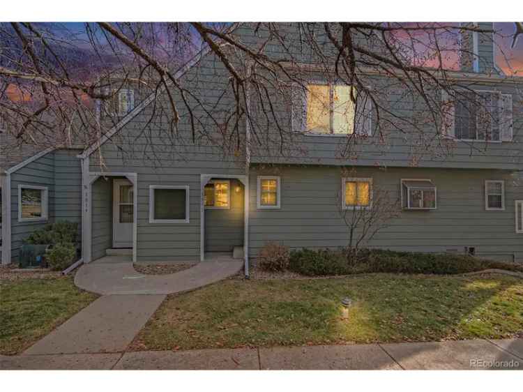 Single-family house For Sale in Lakewood, Colorado