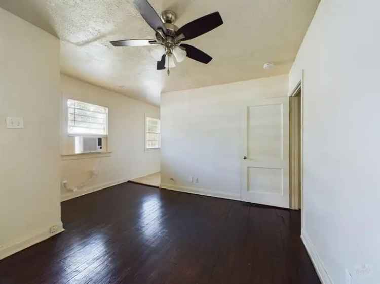 Duplex For Rent in 4716, Harmon Avenue, Austin, Texas