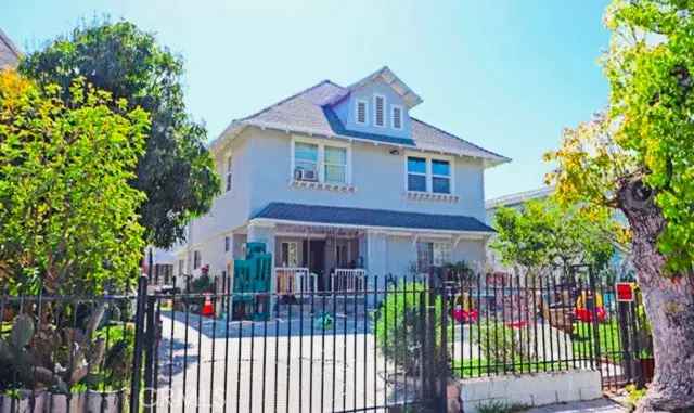 Single-family house For Sale in 1744, West 23rd Street, Los Angeles, California