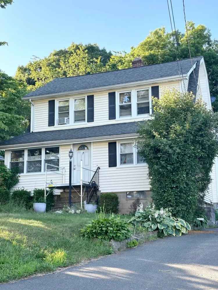 Single-family house For Sale in 28, Catoona Lane, Stamford, Connecticut