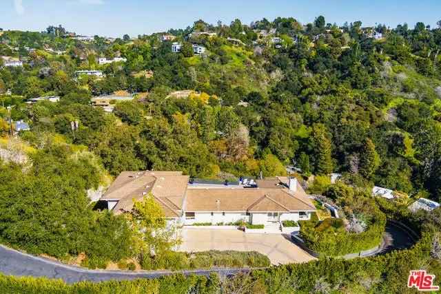 Single-family house For Sale in 2547, Hutton Drive, Beverly Hills, California