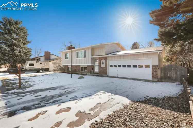 Single-family house For Sale in 1058, Galley Place, Colorado Springs, Colorado