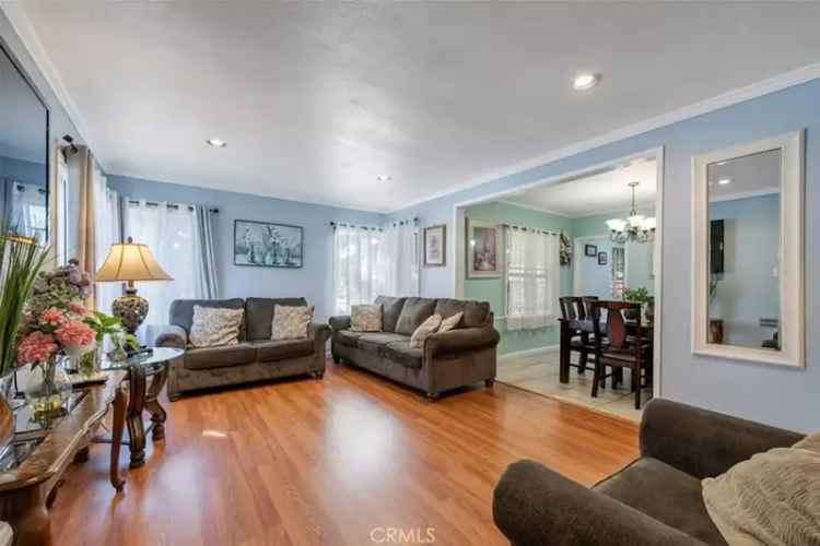 Single-family house For Sale in Long Beach, California