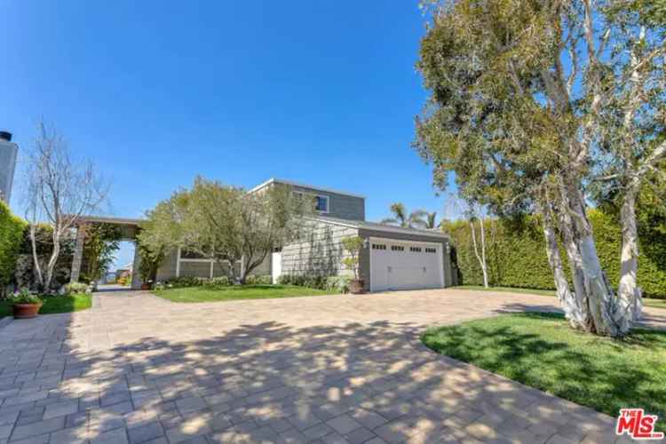 Single-family house For Sale in 6439, Surfside Way, Malibu, California