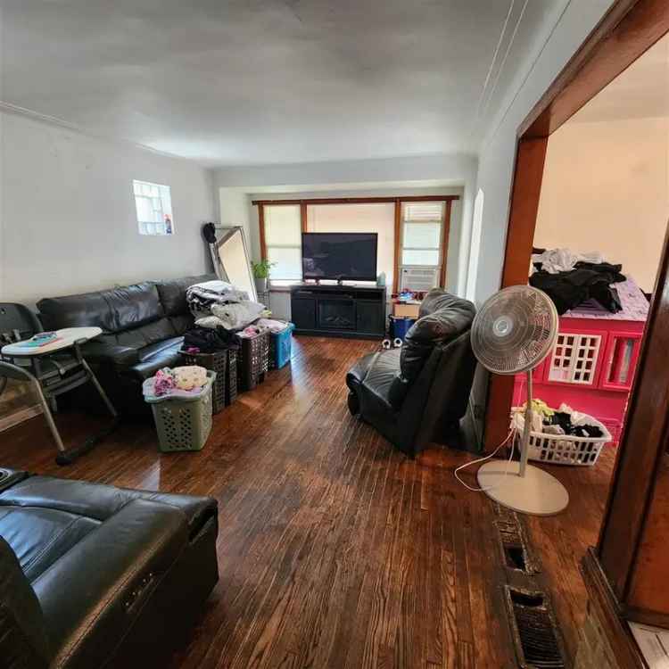 Single-family house For Sale in 8555, South Essex Avenue, Chicago, Illinois