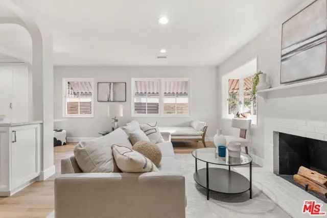 Single-family house For Sale in 2804, Westwood Boulevard, Los Angeles, California