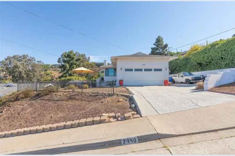 Single-family house For Sale in 7990, Cinnabar Drive, La Mesa, California