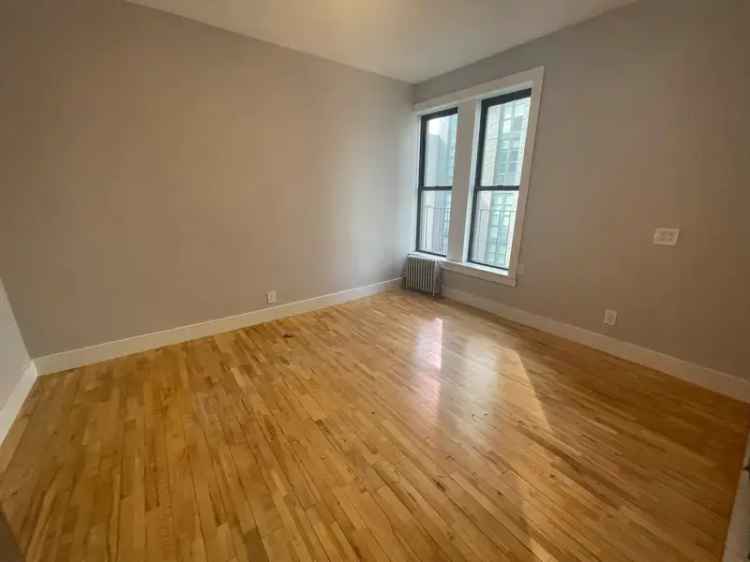 Spacious Apartment near F M J Z Trains - Heat Water Gas Included