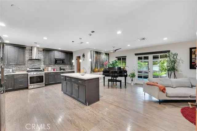 Single-family house For Sale in 6866, Varna Avenue, Los Angeles, California