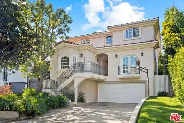 Single-family house For Sale in 1941, Fairburn Avenue, Los Angeles, California