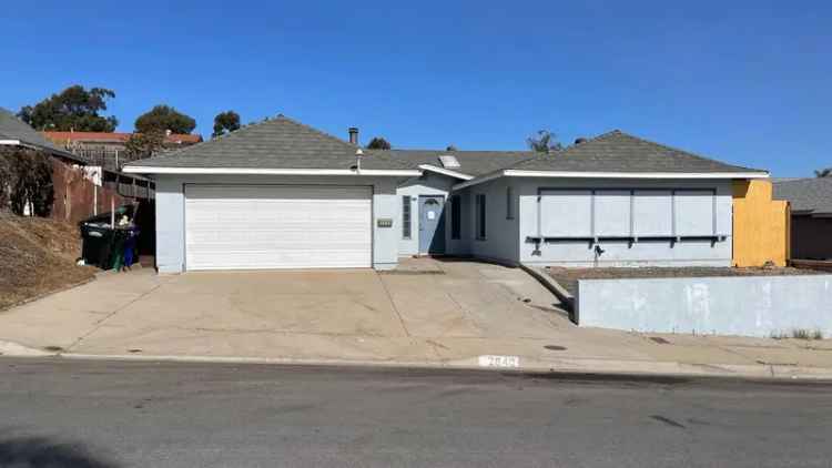 Single-family house For Sale in 2840, Donax Avenue, San Diego, California